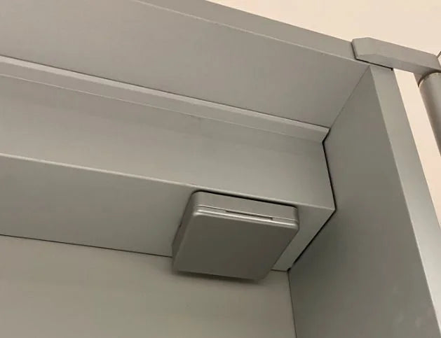 LYSKA Luxe Spiegelkast 60x60x14 cm – Met LED Verlichting, Stopcontact, Glazen Leggers & Aluminium Behuizing